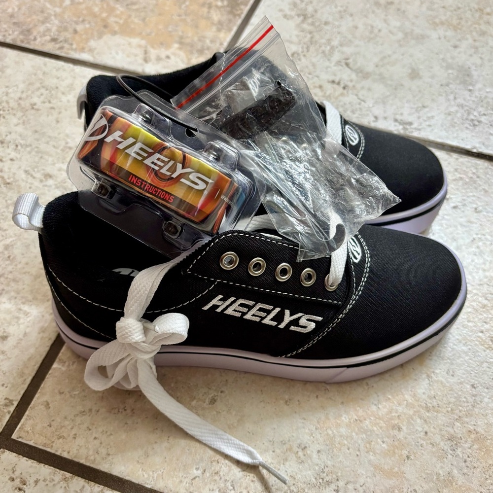 🖤 HEELYS